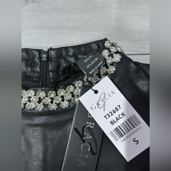 NWT Gracia Ruffle Sleeve Faux Leather Top - Picture 2 of 5